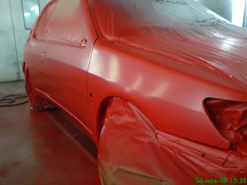 Червен Peugeot 306 след боядисване в камерата на АВТО-М